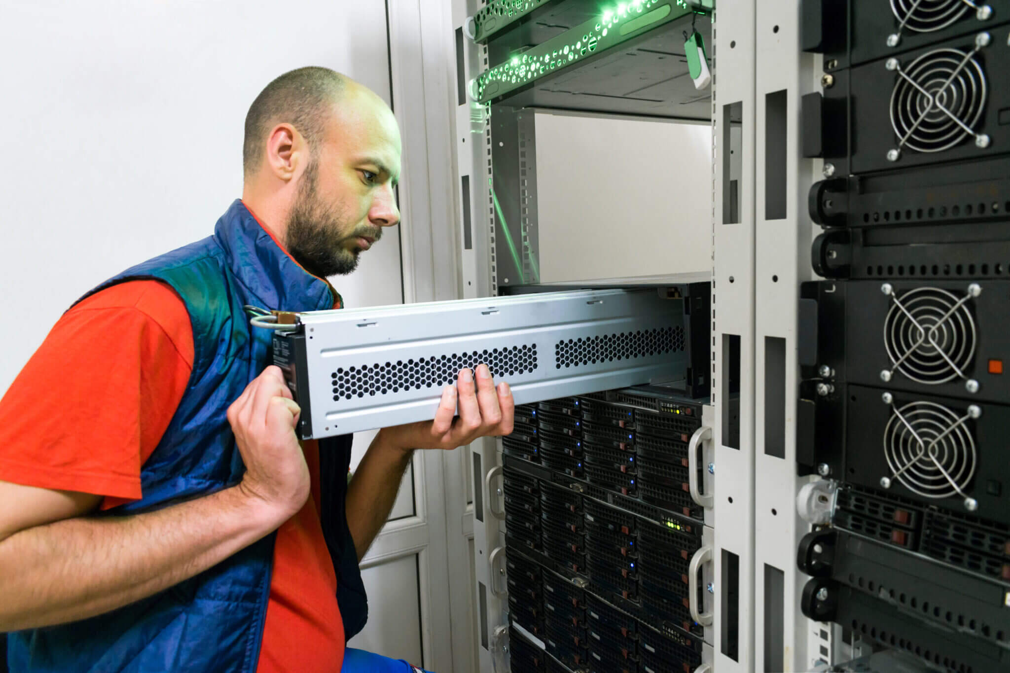 Revolutionizing Packaging for a Greener Tomorrow in Data Centers